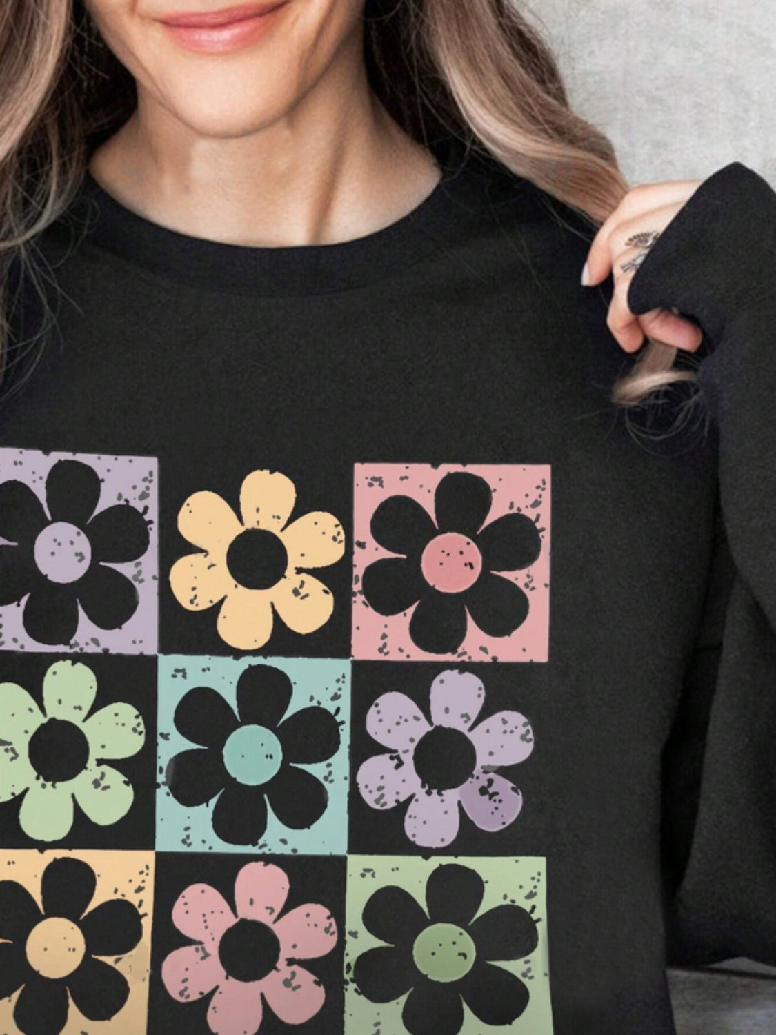  Flower Round Neck Long Sleeve Sweatshirt.